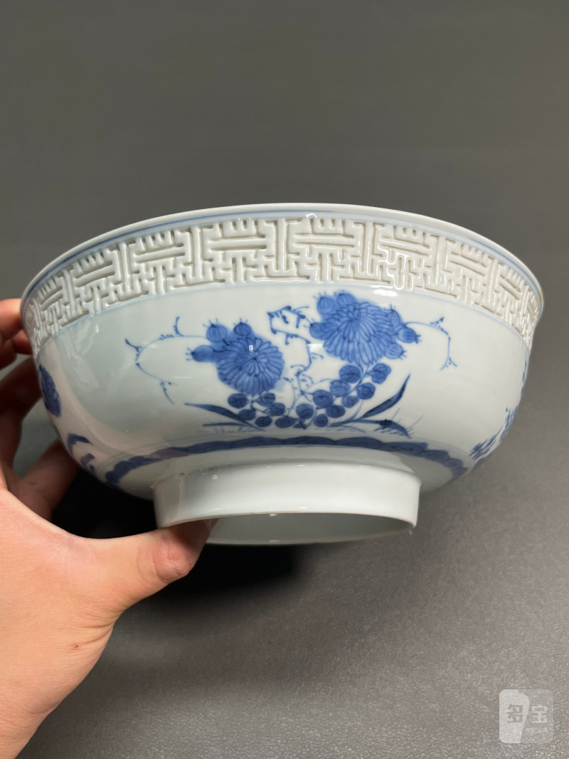 清康熙   青花浮雕回纹外折枝四季花卉内“麻姑献寿”图馒头心碗（一对） - 图6
